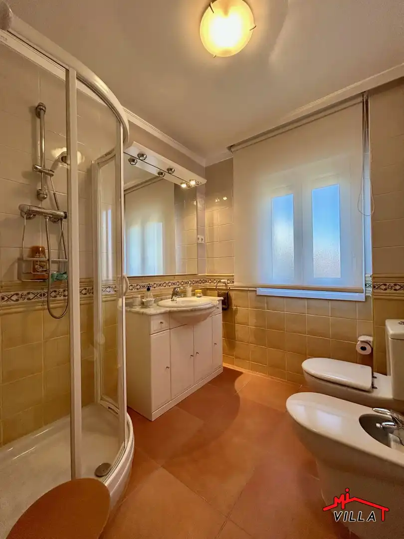 Badezimmer von Wohnung zum Verkauf in Laredo mit Heizung und Terrasse