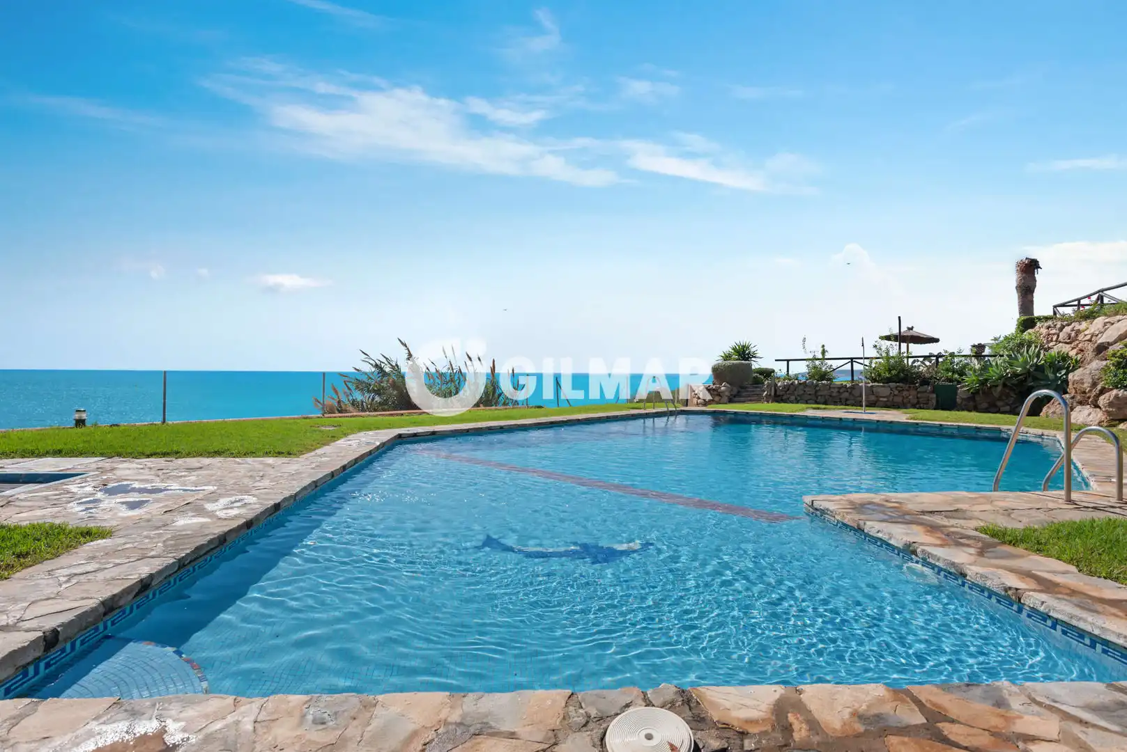 Schwimmbecken von Einfamilien-Reihenhaus zum Verkauf in Estepona mit Privatgarten und Schwimmbad