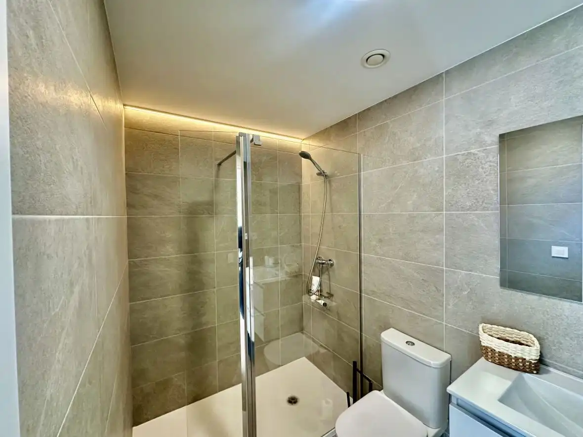 Badezimmer von Wohnungen zum Verkauf in Santa Pola mit Klimaanlage, Abstellraum und Schwimmbad
