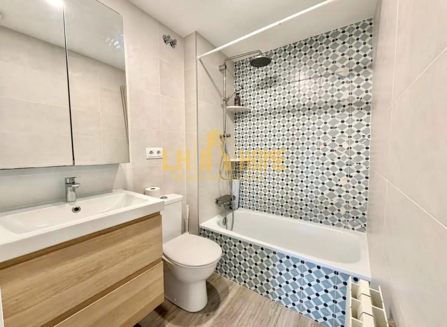 Bathroom of Flat for sale in L'Hospitalet de Llobregat  with Air Conditioner, Heating and Parquet flooring