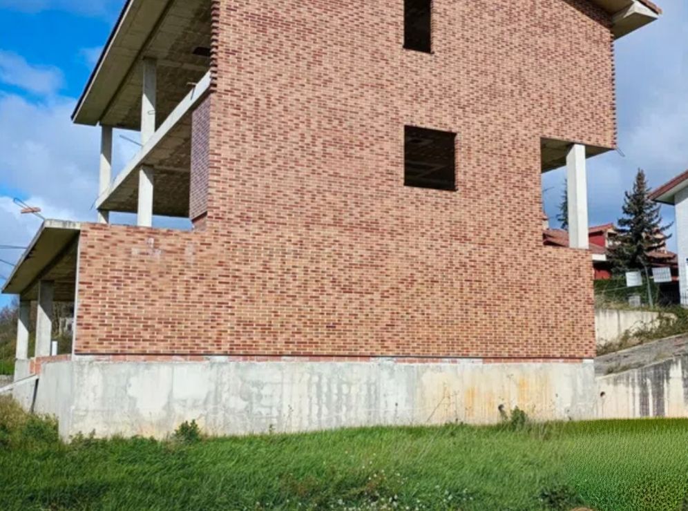 Vista exterior de Casa adosada en venda en Medina de Pomar amb Jardí privat, Terrassa i Traster