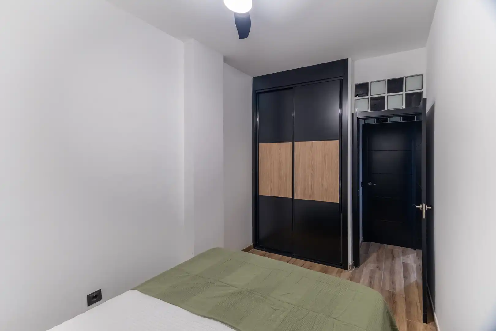 Dormitori de Apartament de lloguer en Madrid amb Aire condicionat, Calefacció i Moblat