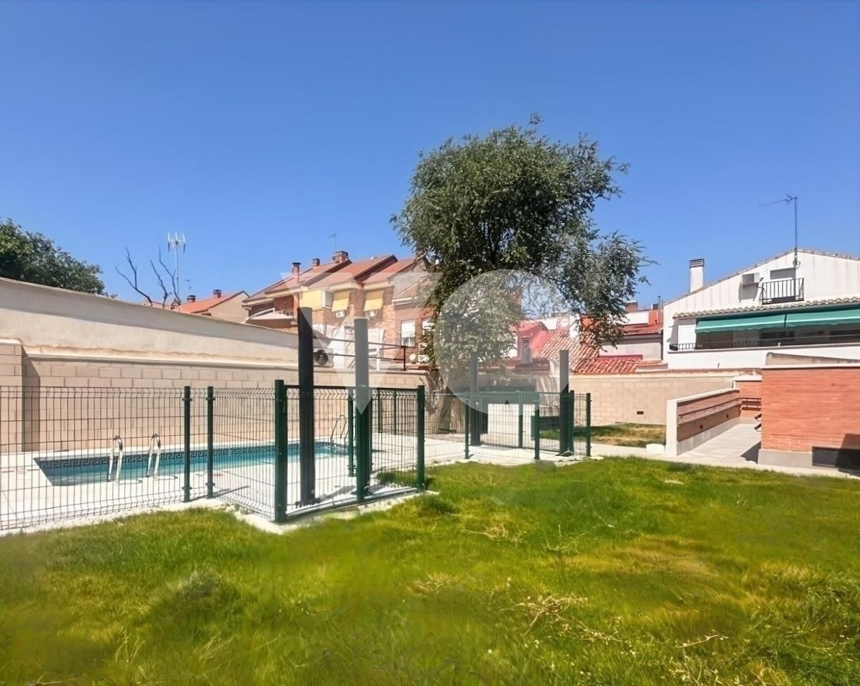 Swimming pool of Flat to rent in  Madrid Capital  with Air Conditioner, Heating and Storage room