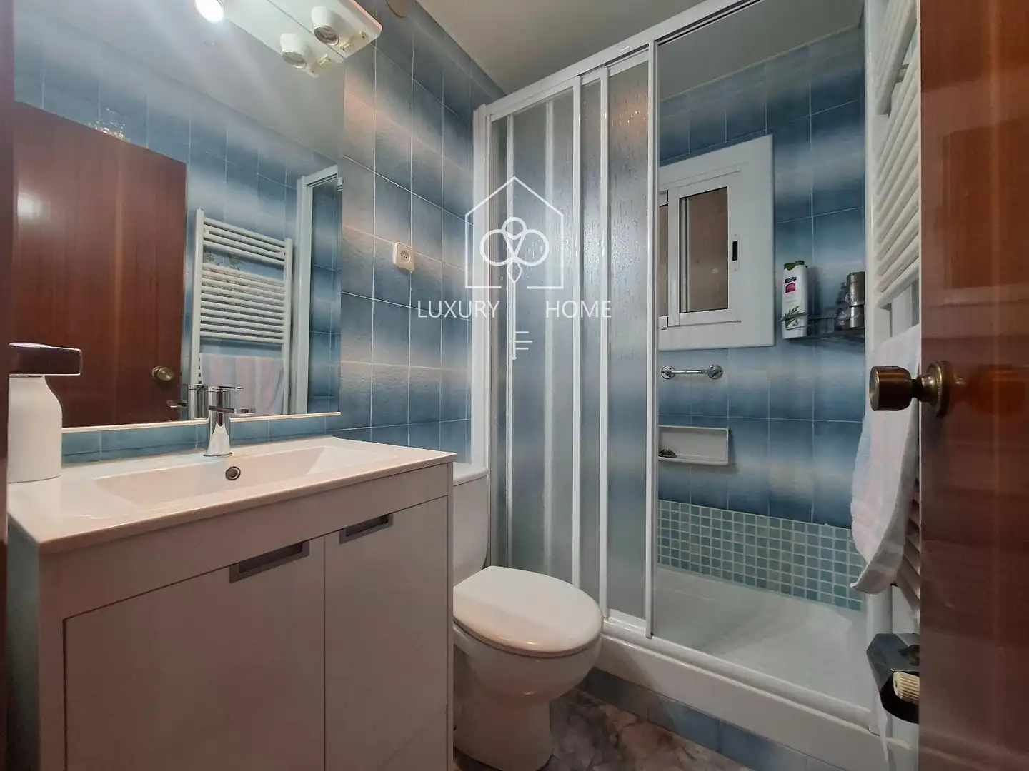 Bathroom of Flat for sale in Viladecans  with Air Conditioner, Heating and Oven