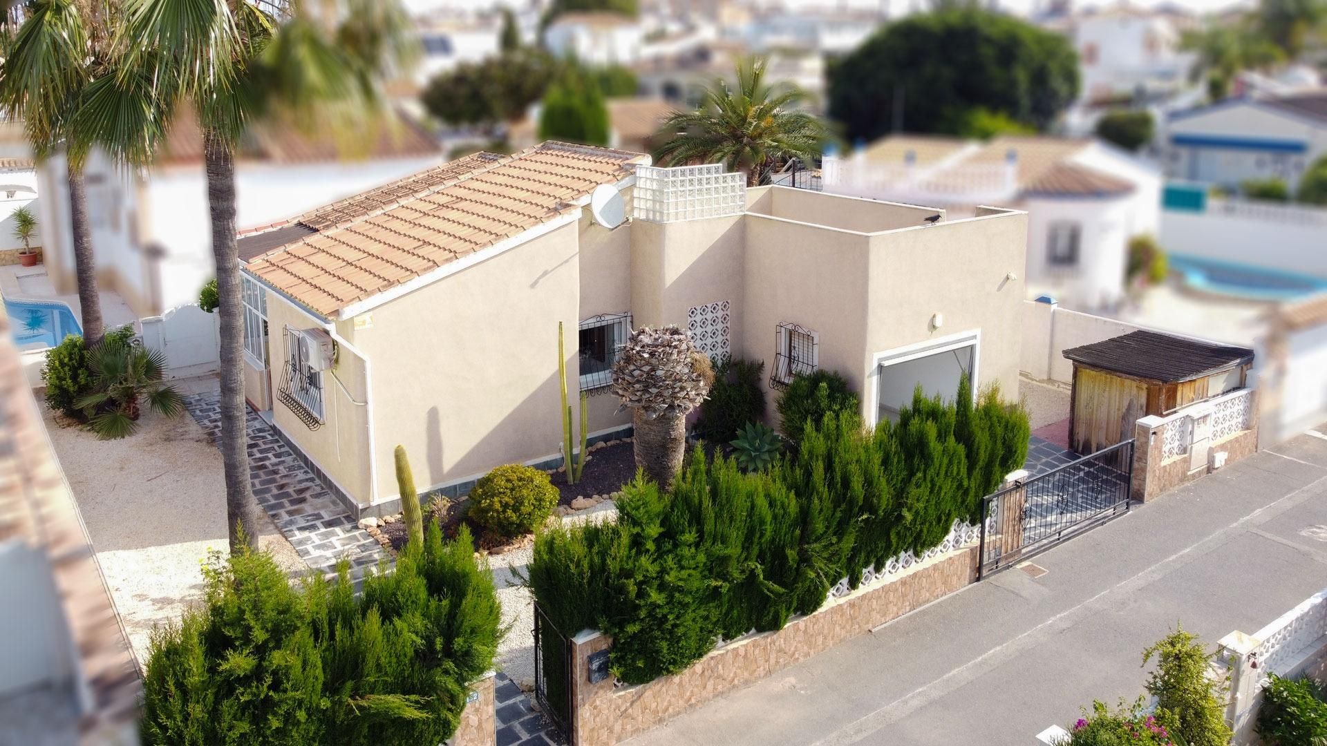Vista exterior de Casa o chalet en venta en Orihuela con Aire acondicionado, Jardín privado y Piscina comunitaria
