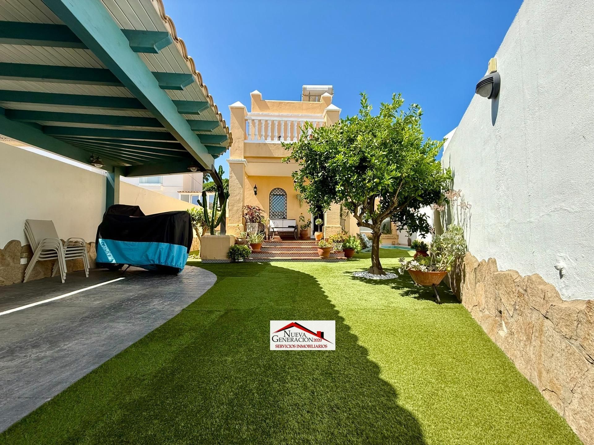 Vista exterior de Casa o xalet en venda en San Fernando amb Jardí privat, Terrassa i Balcó
