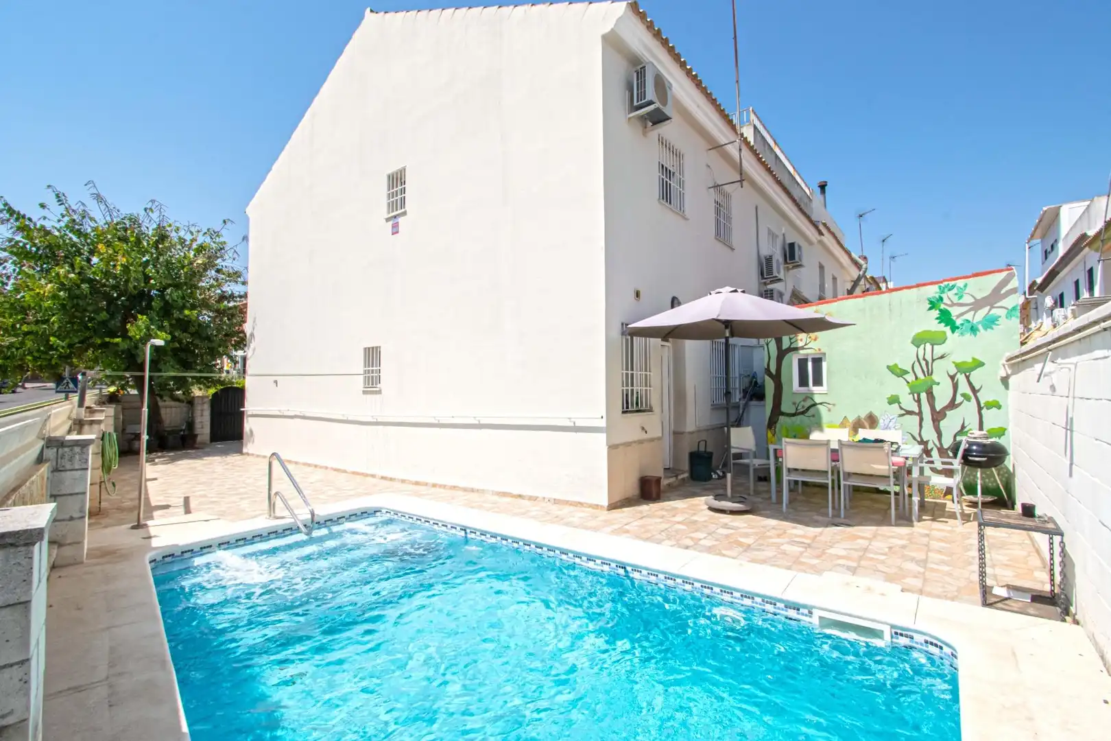 Piscina de Casa adosada en venda en Espartinas amb Aire condicionat, Jardí privat i Traster