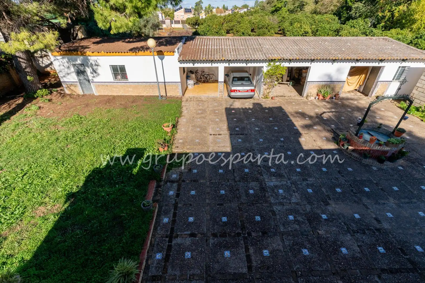 Vista exterior de Casa o xalet en venda en Espartinas amb Aire condicionat, Jardí privat i Terrassa