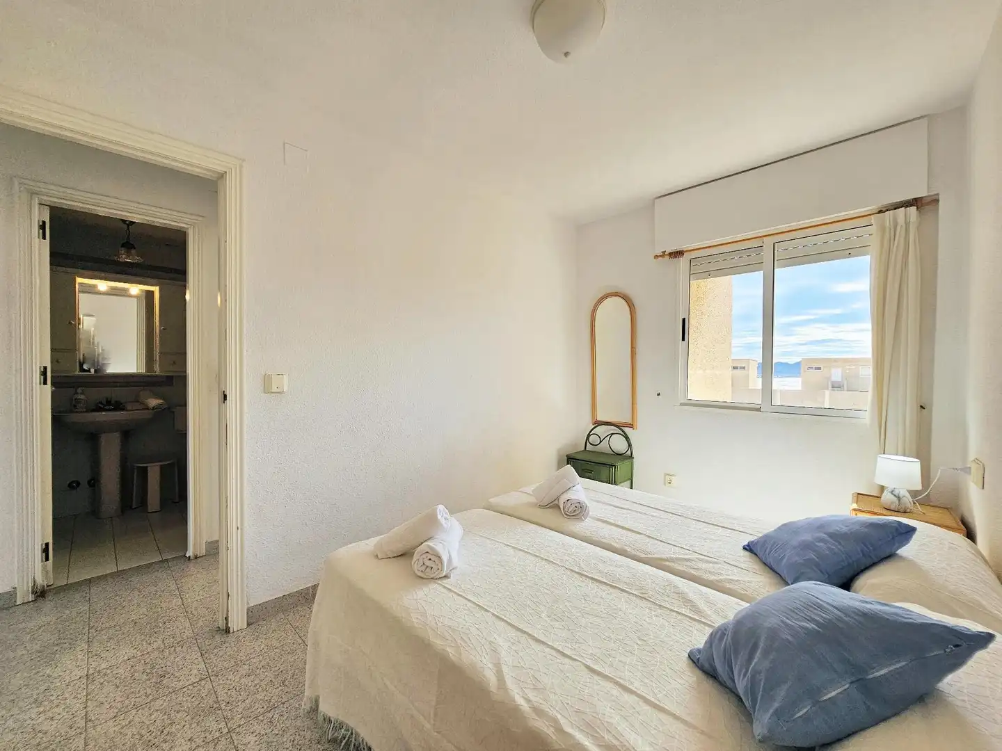 Habitación de Apartamento de alquiler en La Manga del Mar Menor con Terraza y Piscina