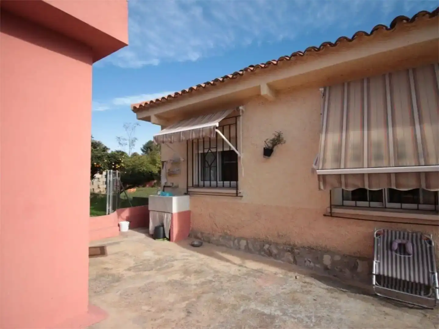 Vista exterior de Casa o chalet en venta en Montserrat con Aire acondicionado y Piscina
