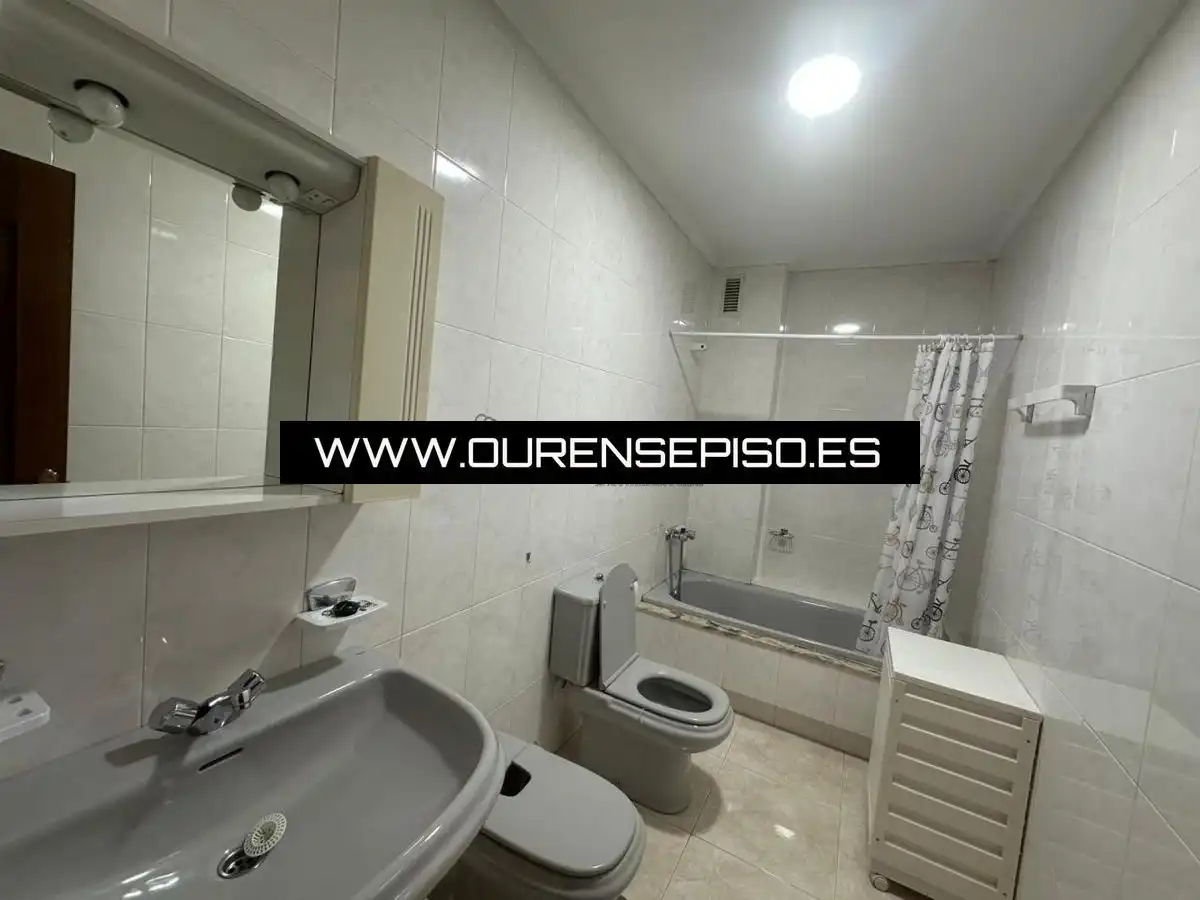 Bany de Pis de lloguer en Ourense Capital  amb Calefacció, Moblat i Forn