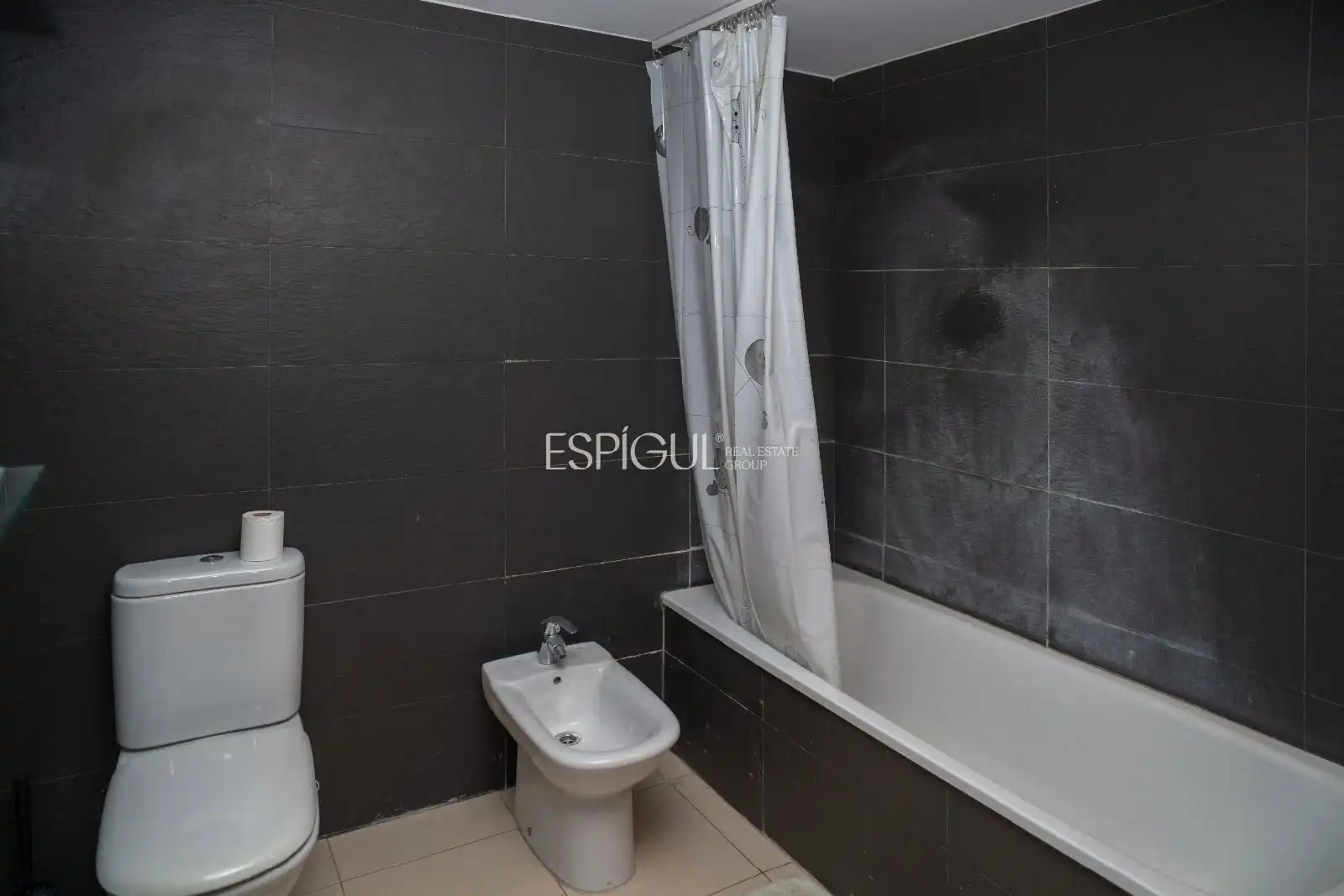 Bathroom of Flat for sale in Girona  with Air Conditioner, Heating and Terrace
