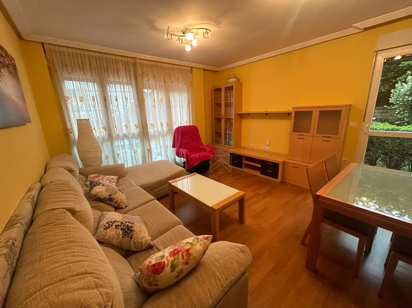 Sala de estar de Piso de alquiler en Corvera de Toranzo con Calefacción, Jardín privado y Terraza