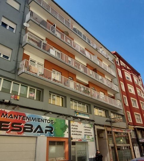 Foto 2 de Piso en venta en Lasaga Larreta, 26, El Parque - Zapatón, Torrelavega