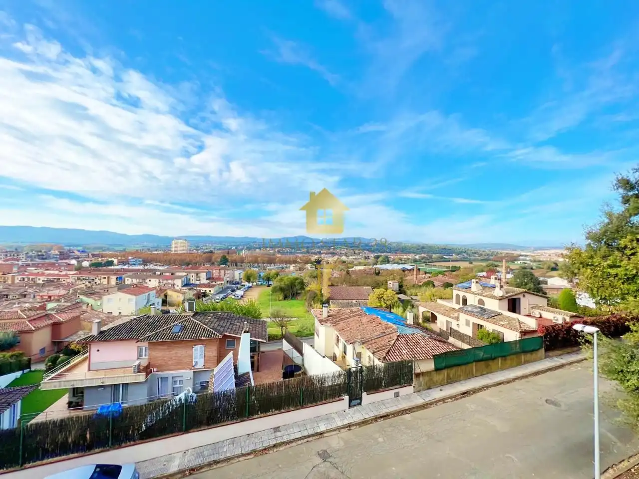 Vista exterior de Casa o xalet en venda en La Bisbal d'Empordà amb Aire condicionat, Jardí privat i Terrassa