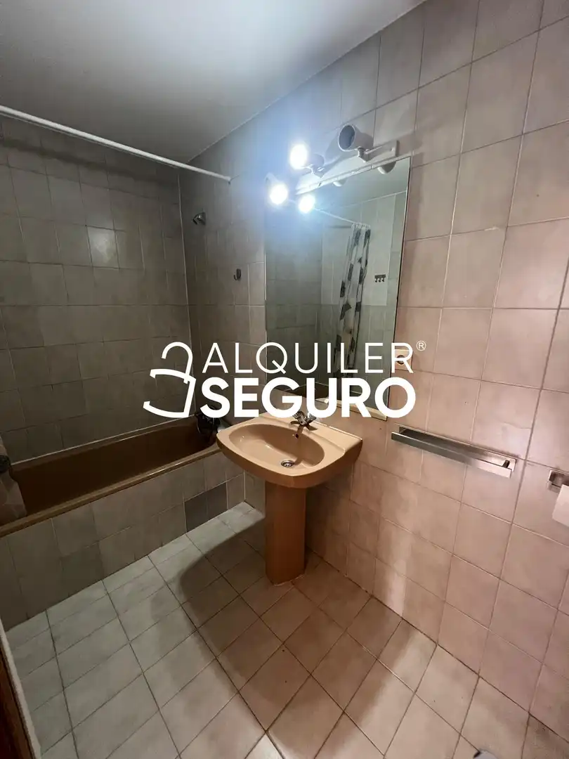 Bathroom of Flat for rent in Madrid  with Air Conditioner and Heating