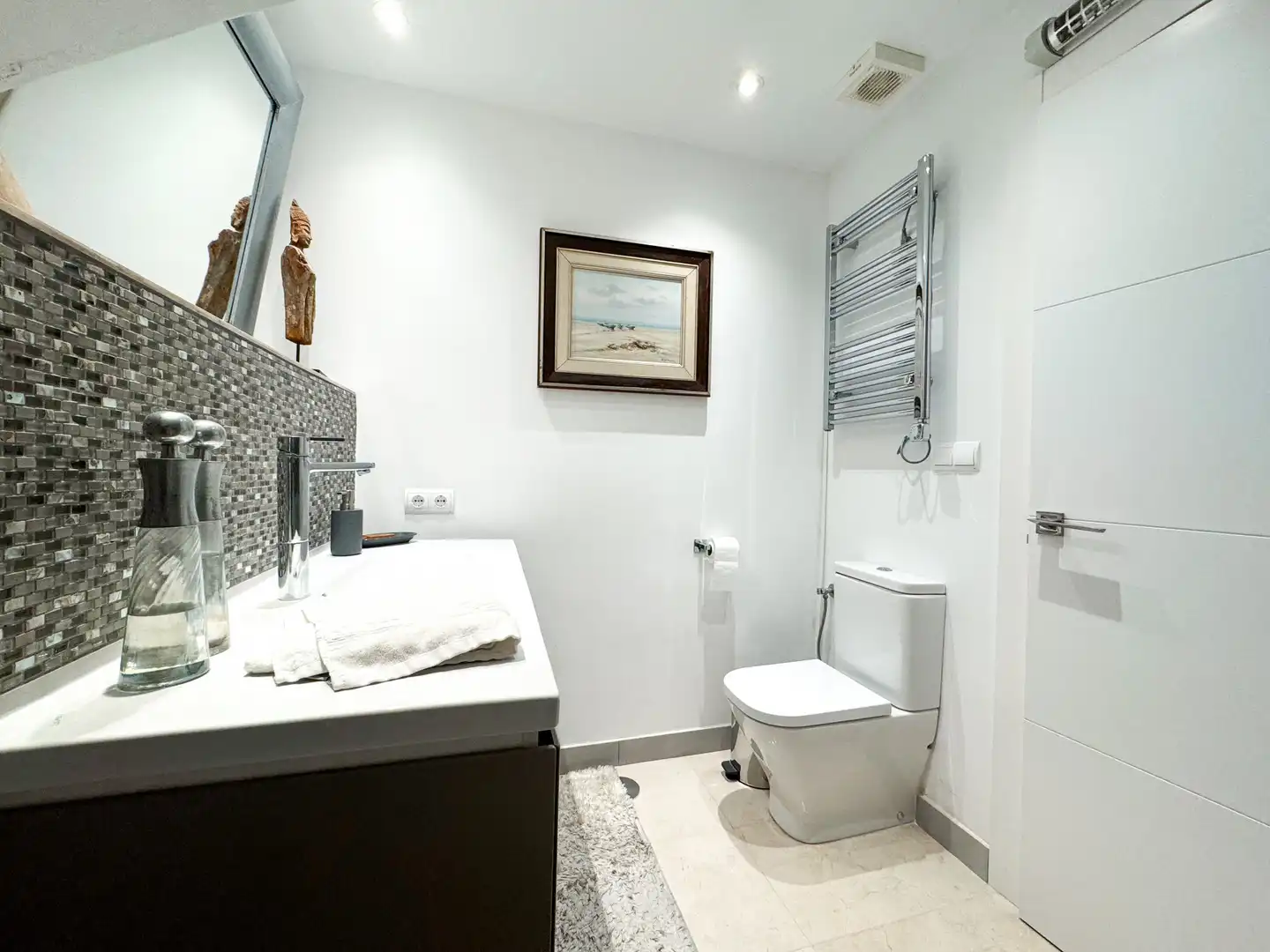 Baño de Dúplex en venta en Estepona con Aire acondicionado, Terraza y Piscina