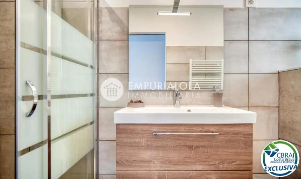 Bany de Apartament en venda en Roses amb Aire condicionat, Calefacció i Moblat