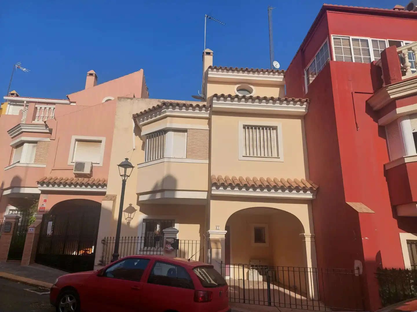 Vista exterior de Casa adosada en venta en Castilleja de Guzmán con Piscina