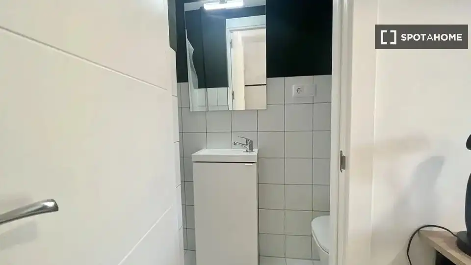 Bathroom of Flat for rent in Madrid  with Air Conditioner, Heating and Furnished