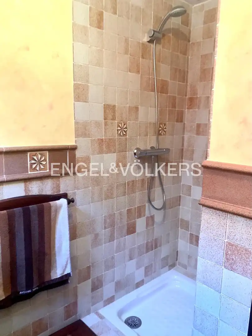 Bany de Casa o xalet en venda en Santa Cruz de Bezana amb Calefacció, Jardí privat i Parquet