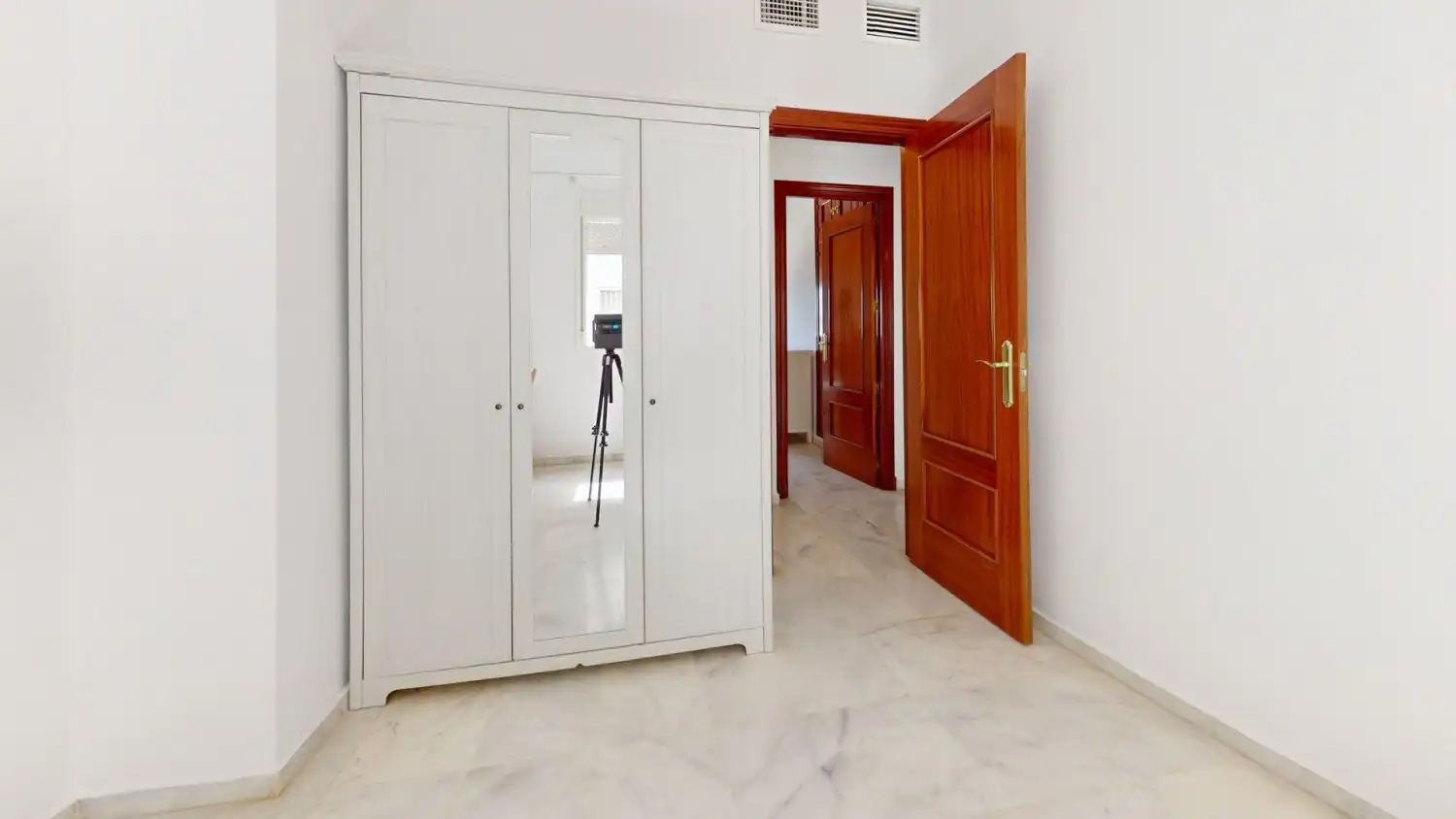 Flat for sale in Sevilla  with Air Conditioner and Storage room