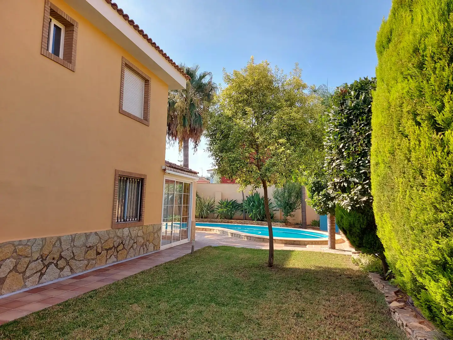Vista exterior de Casa o xalet en venda en La Pobla de Vallbona amb Aire condicionat, Calefacció i Jardí privat
