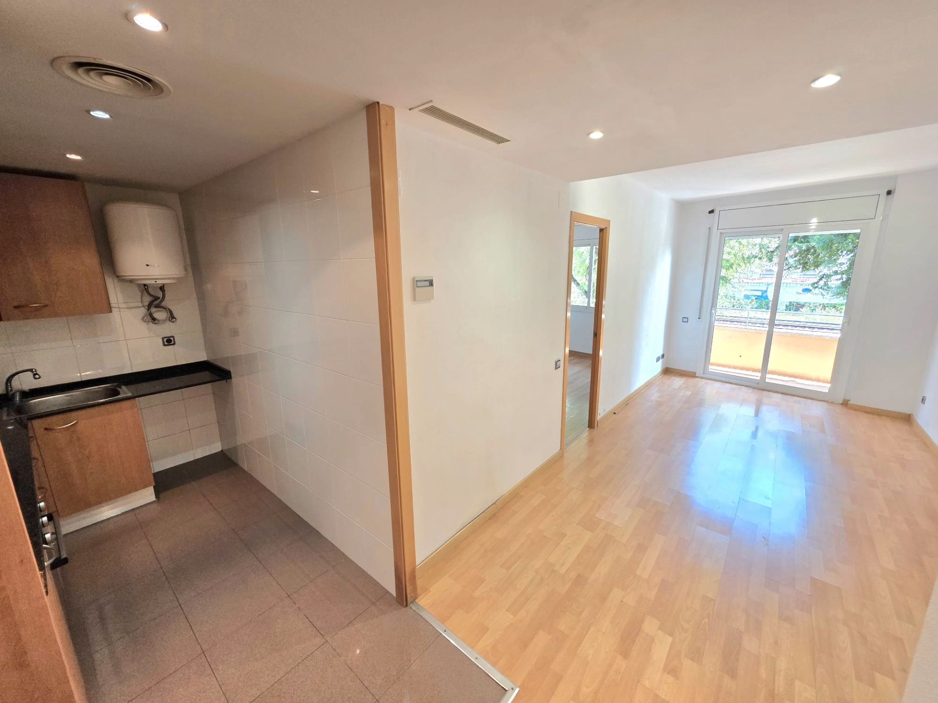 Flat to rent in L'Hospitalet de Llobregat  with Air Conditioner, Oven and Balcony