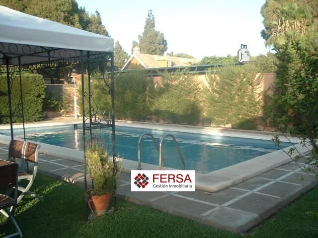 Piscina de Casa o xalet de lloguer en El Puerto de Santa María amb Aire condicionat, Calefacció i Jardí privat