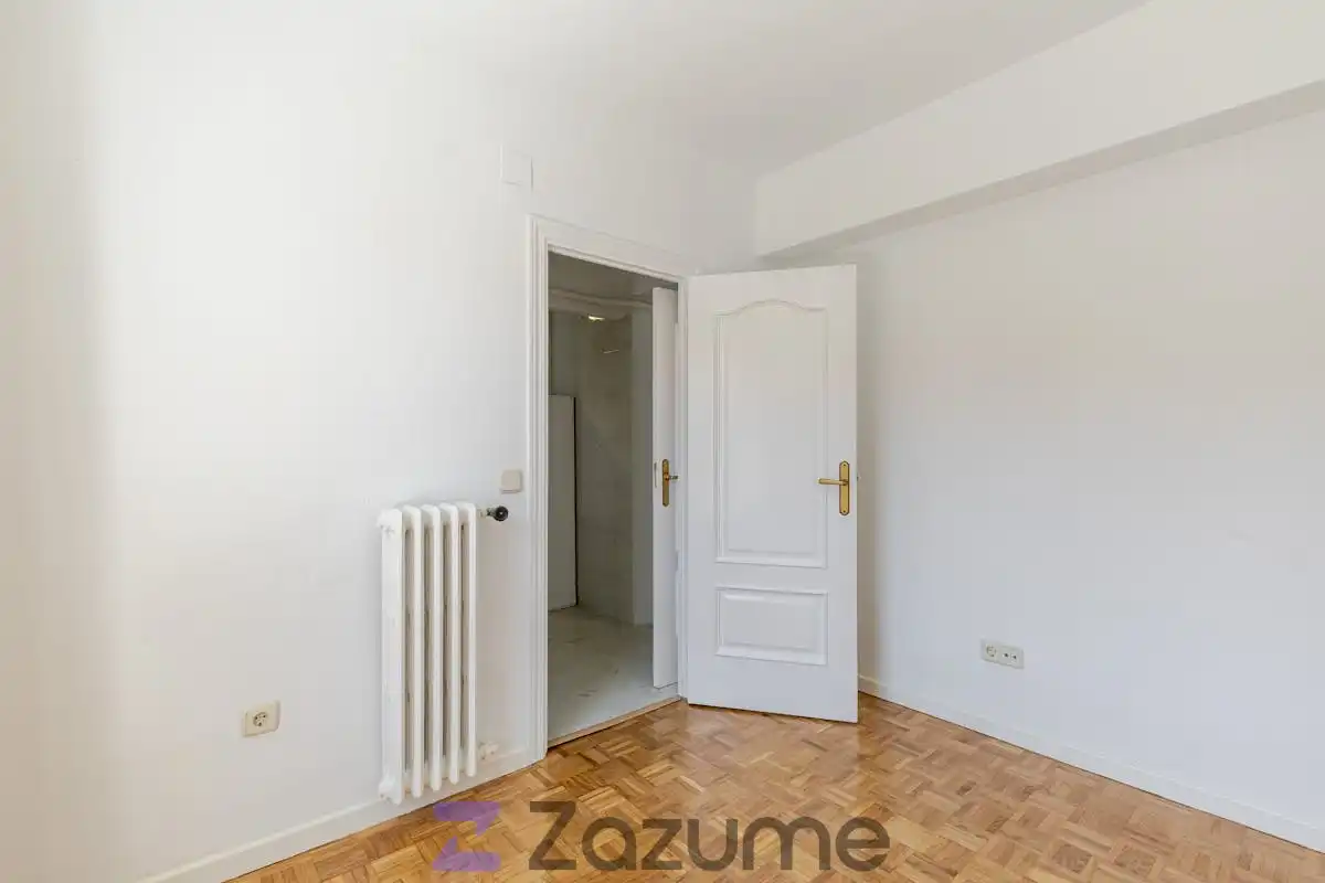 Schlafzimmer von Dachboden zur Miete in Madrid mit Klimaanlage, Heizung und Parkett