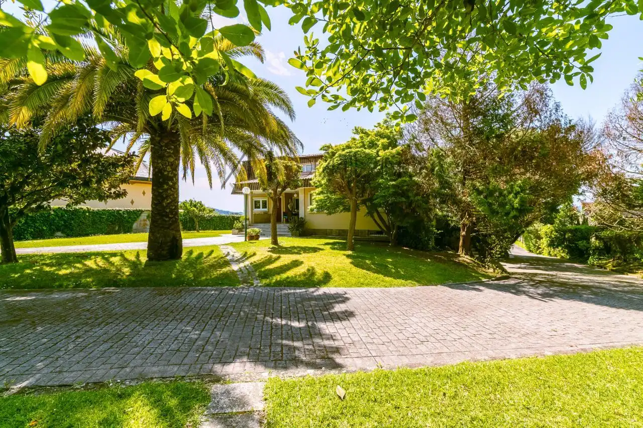 Vista exterior de Casa o chalet en venta en Vigo  con Calefacción, Jardín privado y Parquet