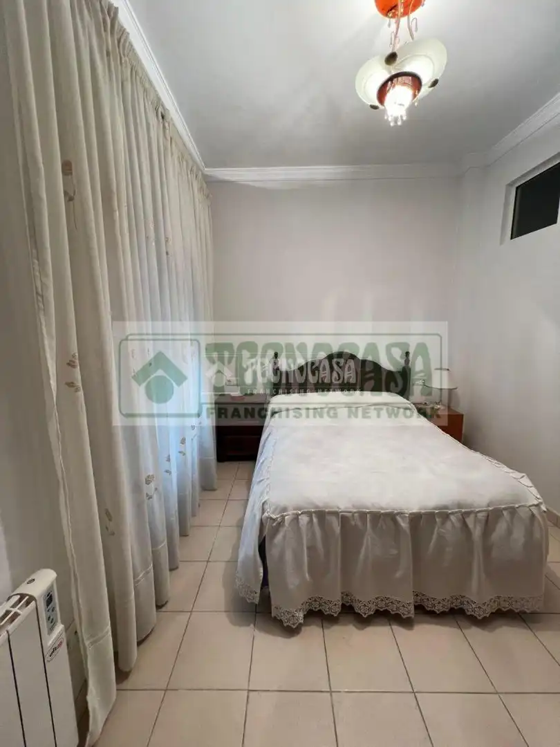 Schlafzimmer von Einfamilien-Reihenhaus zum Verkauf in Setenil de las Bodegas mit Heizung