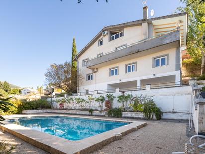 Piscina de Casa o xalet en venda en La Zubia