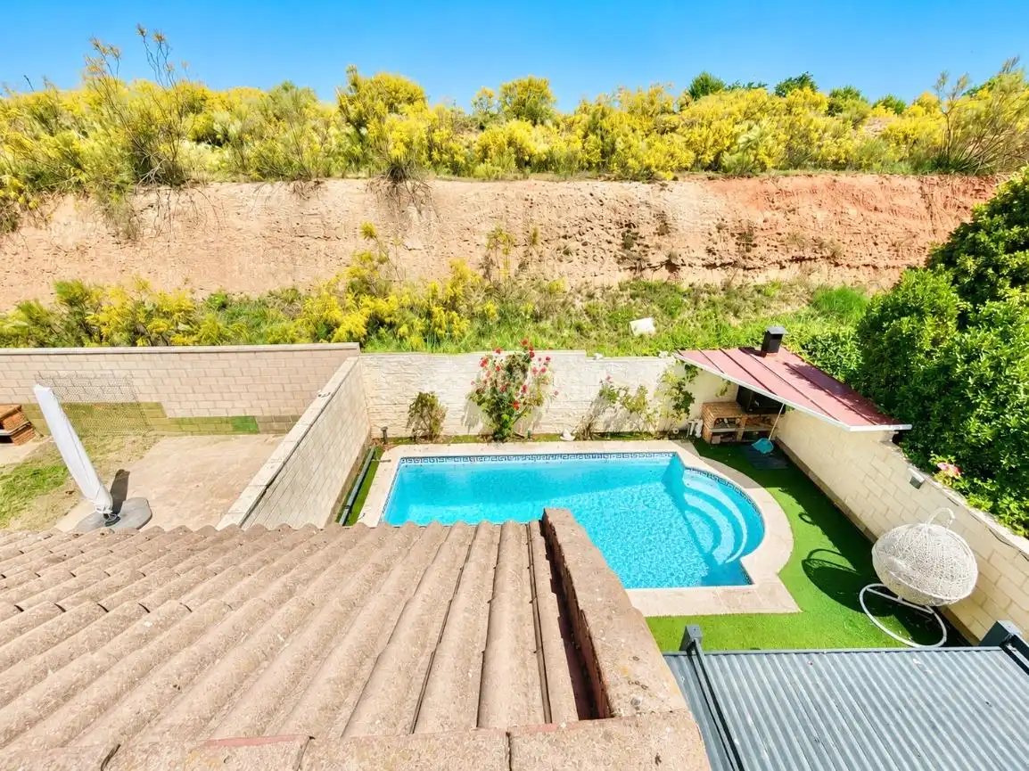 Piscina de Casa adosada en venta en Cabanillas del Campo con Calefacción, Parquet y Trastero