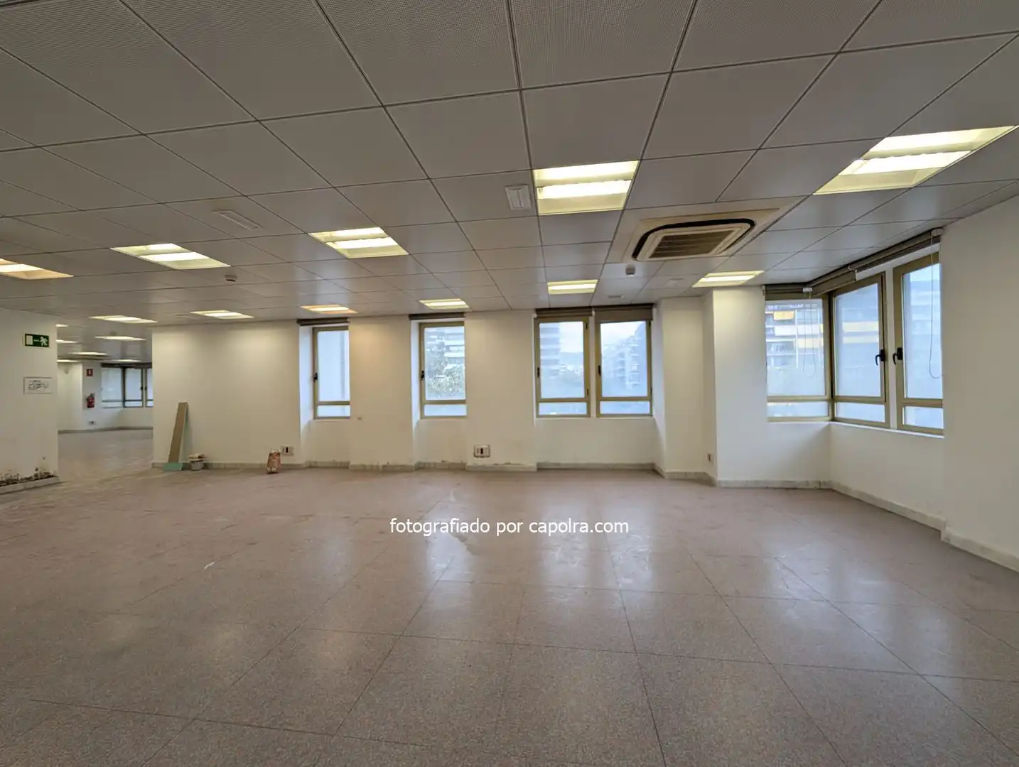 Büro zum Verkauf in Barcelona mit Klimaanlage und Heizung
