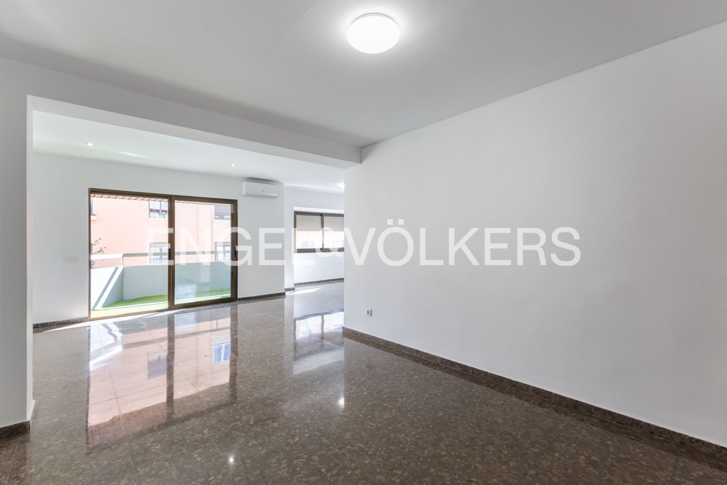 Apartamento de alquiler en  Valencia Capital con Aire acondicionado, Calefacción y Terraza