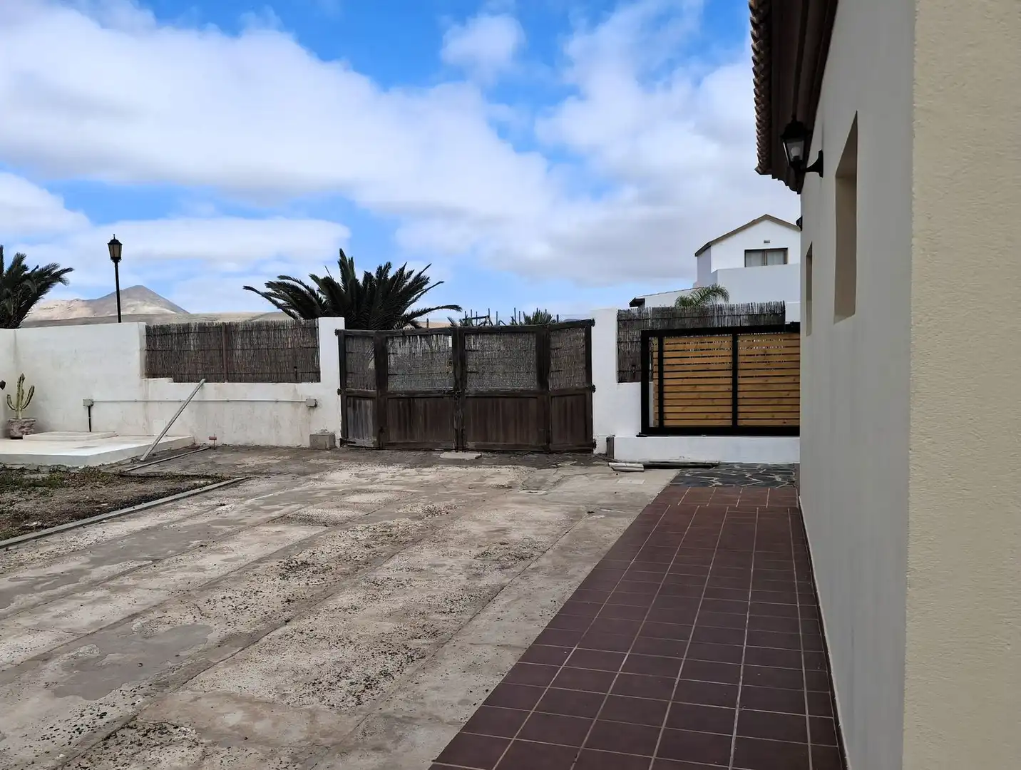 Vista exterior de Casa o xalet en venda en La Oliva amb Aire condicionat, Jardí privat i Terrassa