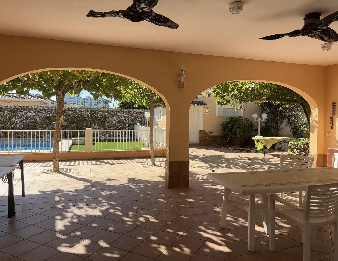Terrasse von Erdgeschoss zum Verkauf in La Manga del Mar Menor mit Klimaanlage, Privatgarten und Schwimmbad