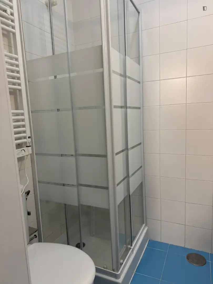 Bany de Apartament de lloguer en Madrid amb Aire condicionat, Moblat i Rentadora