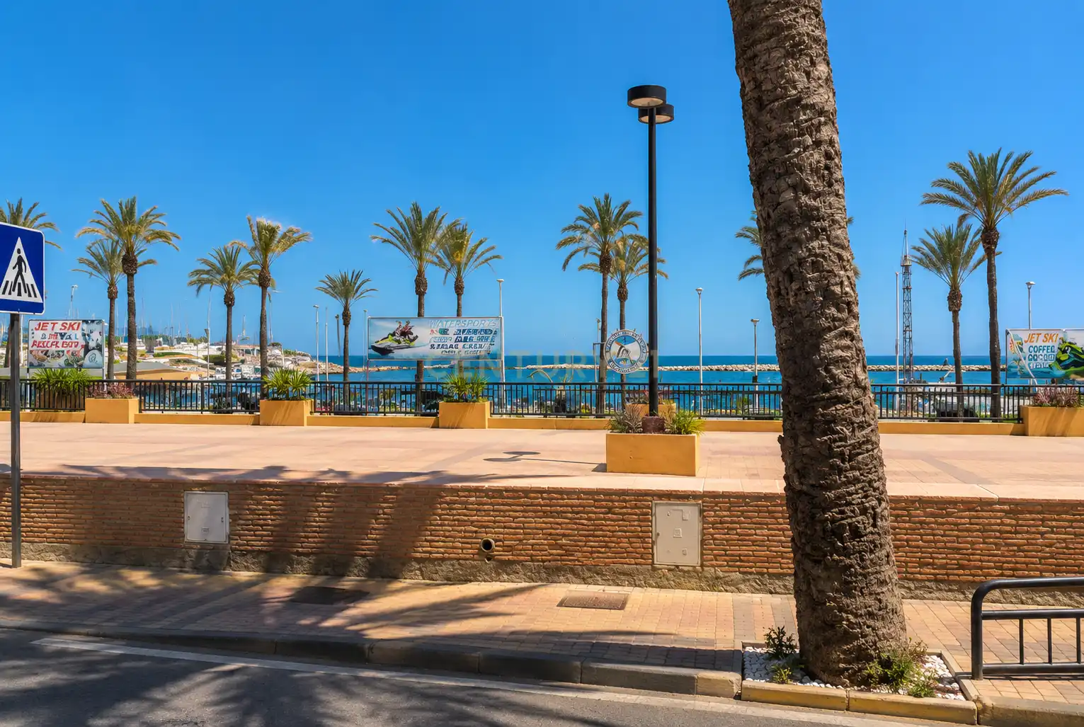 Vista exterior de Local en venda en Fuengirola amb Aire condicionat