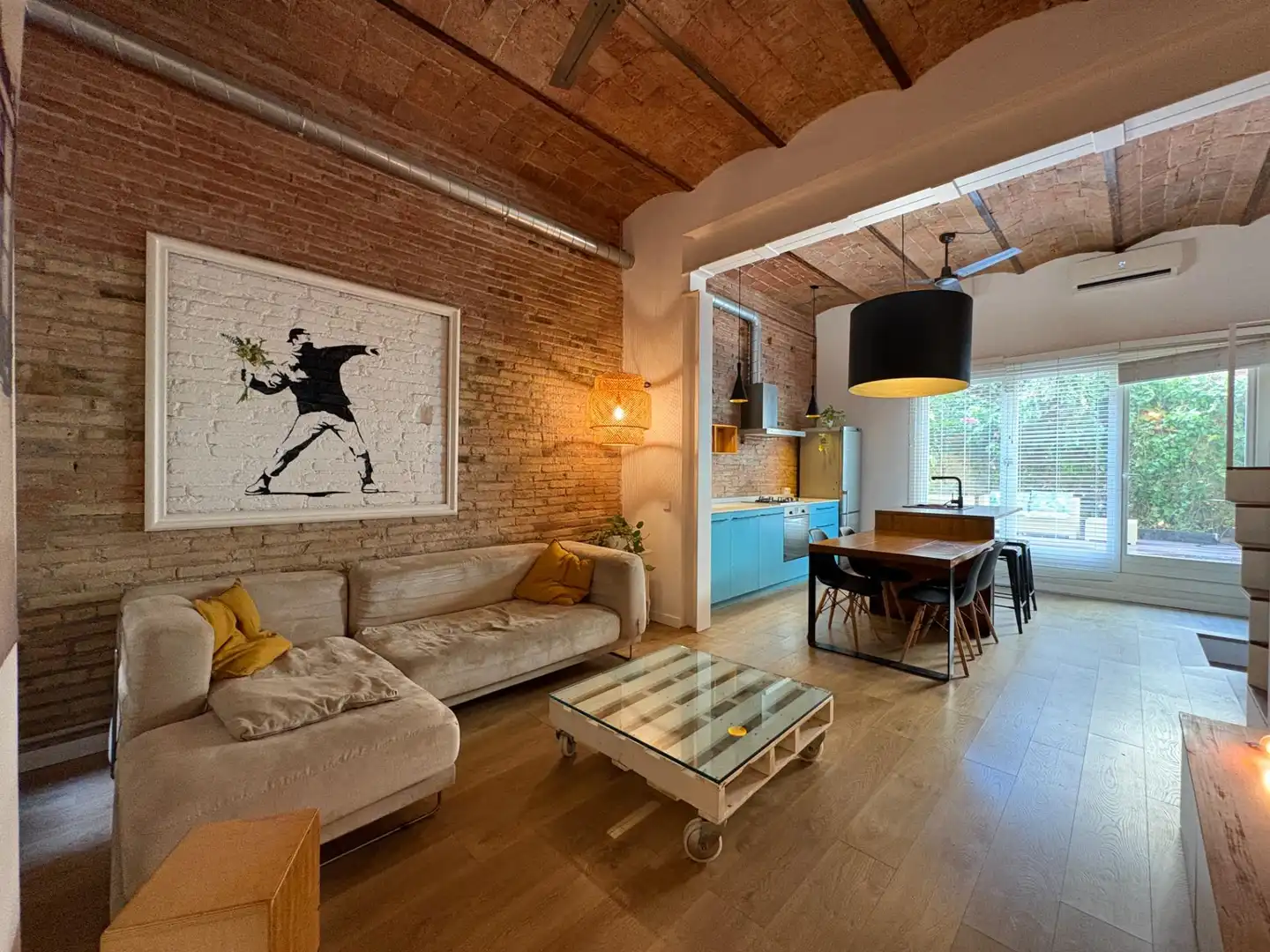 Sala d'estar de Planta baixa en venda en Barcelona amb Aire condicionat, Calefacció i Terrassa