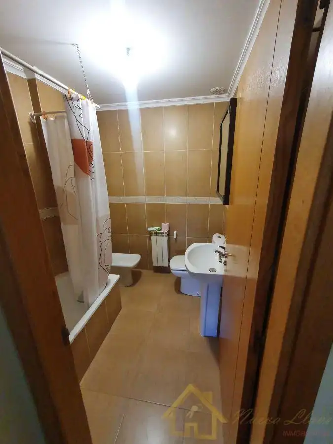 Baño de Apartamento de alquiler en Lugo con Calefacción, Trastero y Amueblado