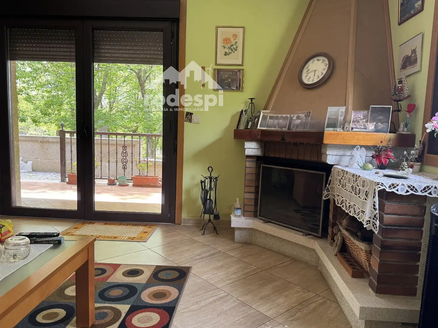 Sala d'estar de Casa o xalet en venda en Covelo amb Calefacció, Traster i Moblat