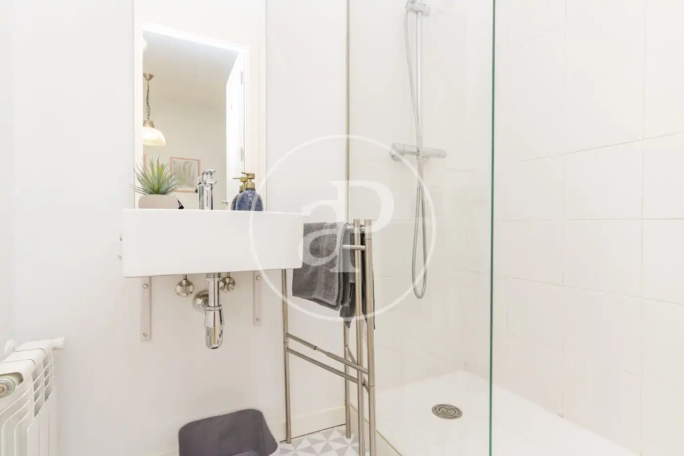 Bathroom of Flat for rent in Madrid  with Air Conditioner, Heating and Furnished