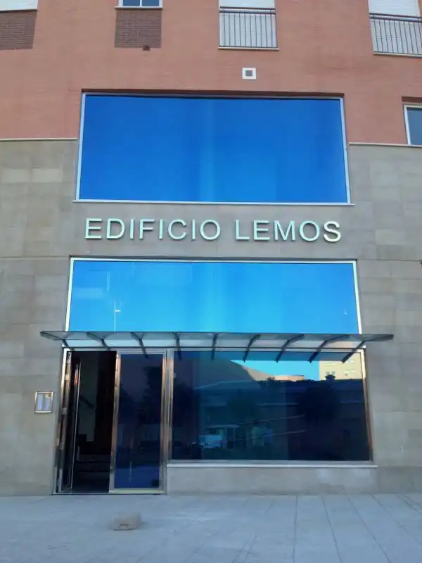 Vista exterior de Oficina de lloguer en Sevilla amb Aire condicionat