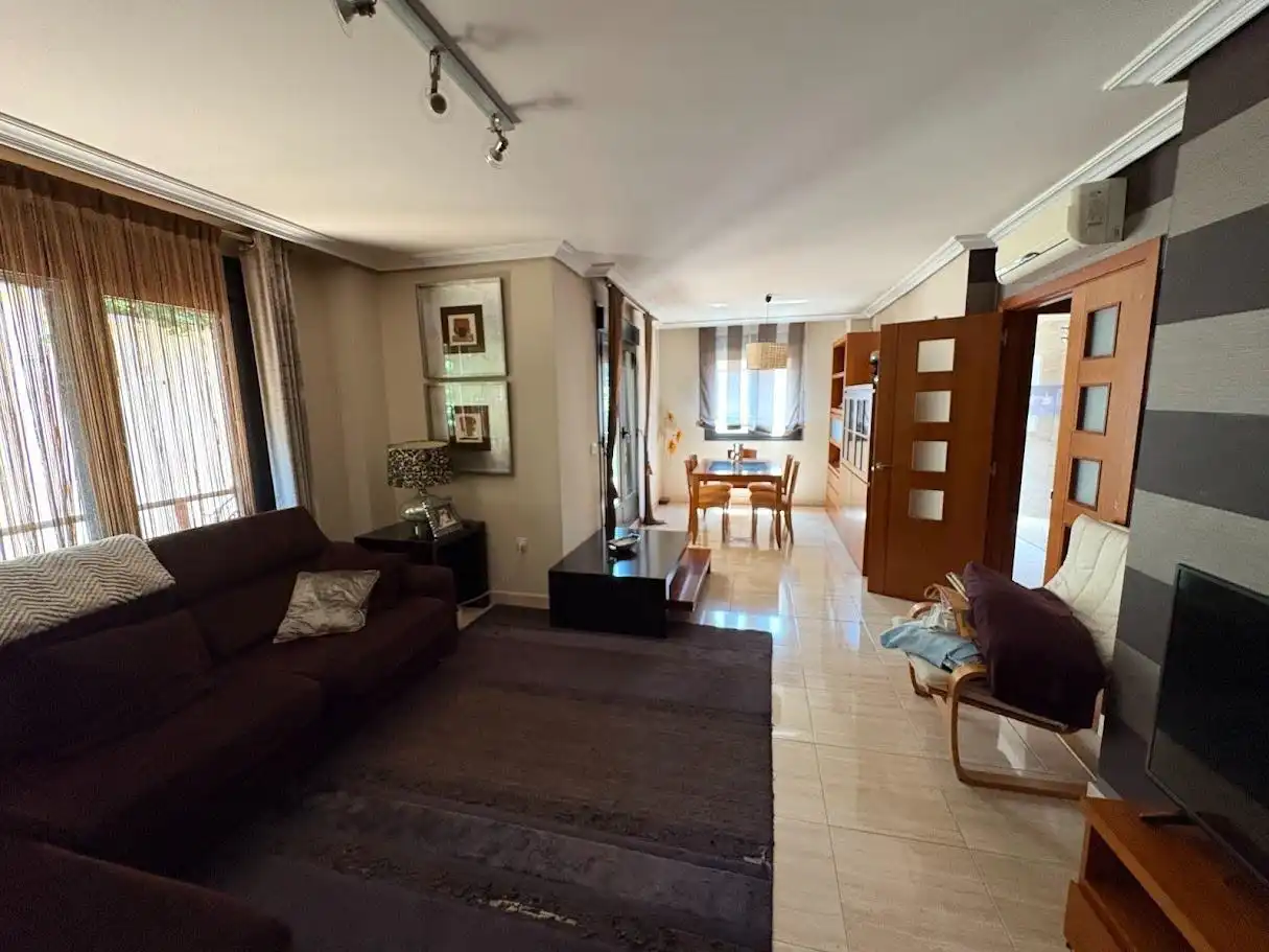 Wohnzimmer von Einfamilien-Reihenhaus zum Verkauf in Valladolid mit Klimaanlage, Heizung und Privatgarten