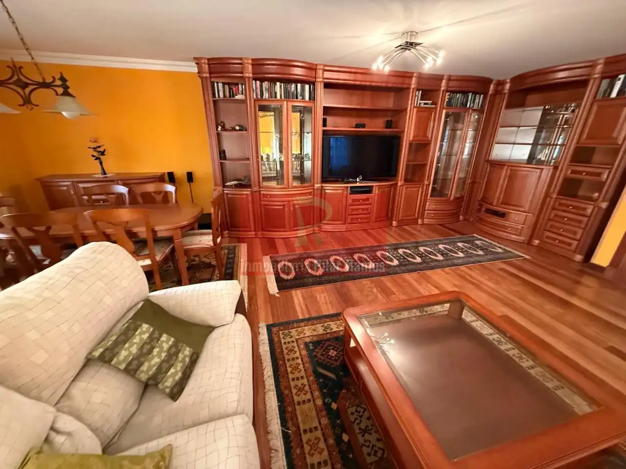 Sala d'estar de Casa adosada en venda en Sariegos amb Calefacció, Jardí privat i Terrassa