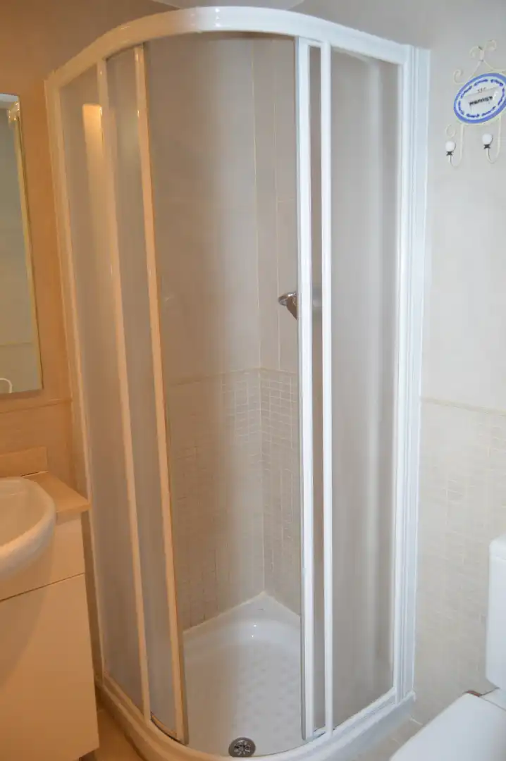 Badezimmer von Wohnung zur Miete in Madrid mit Klimaanlage, Heizung und Parkett