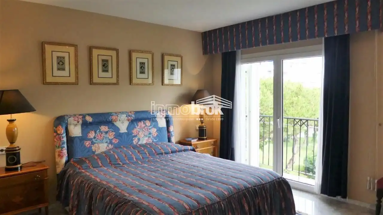 Schlafzimmer von Wohnung zur Miete in Marbella mit Klimaanlage, Terrasse und Schwimmbad