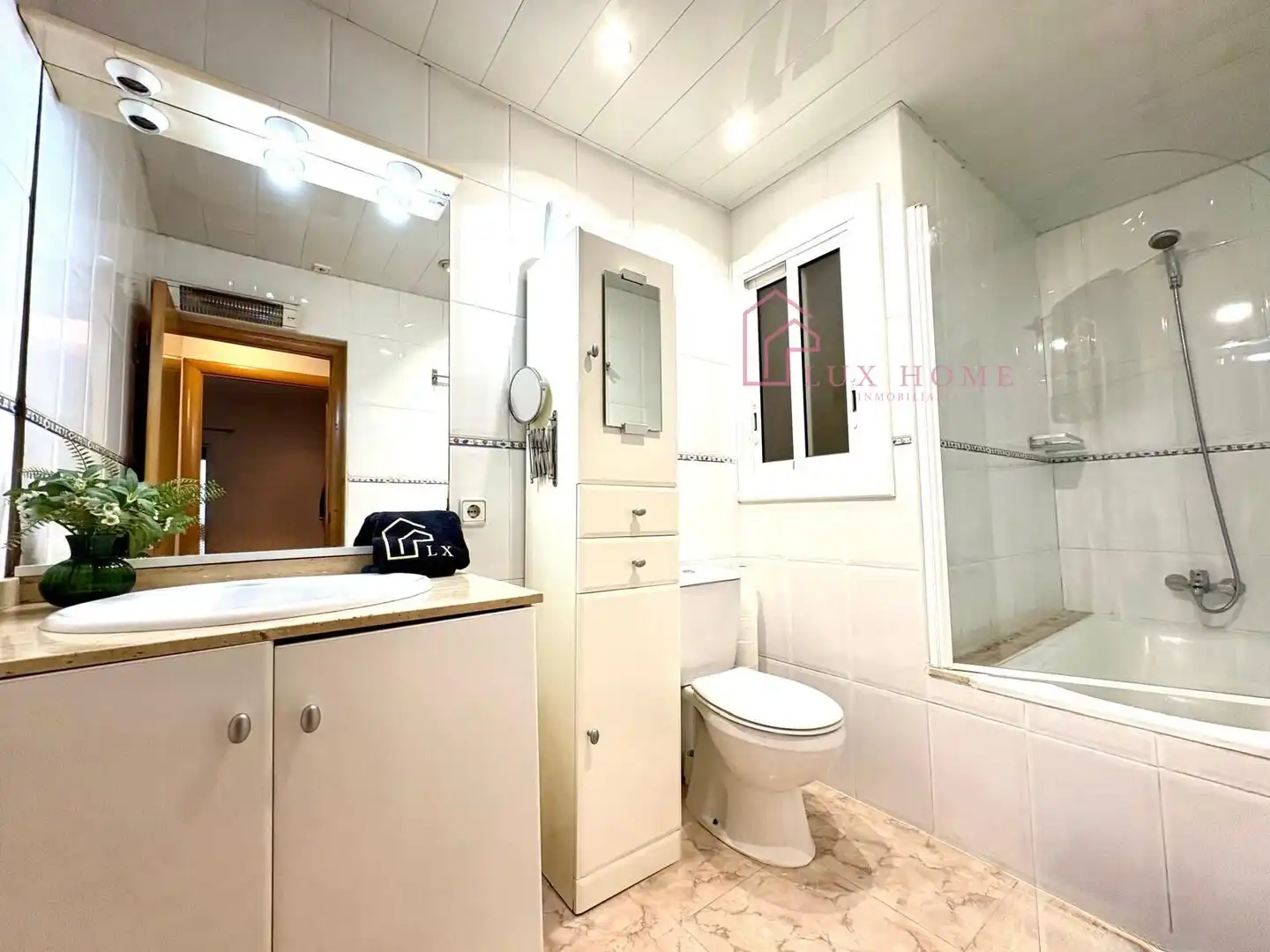 Badezimmer von Erdgeschoss zum Verkauf in Santa Perpètua de Mogoda mit Klimaanlage und Heizung